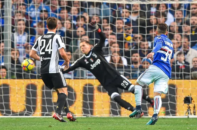 Liga włoska: Szczęsny trzy razy wyjmował piłkę z siatki w "polskim" meczu [WIDEO]