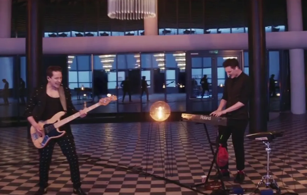 Kadr z teledysku "Początek"