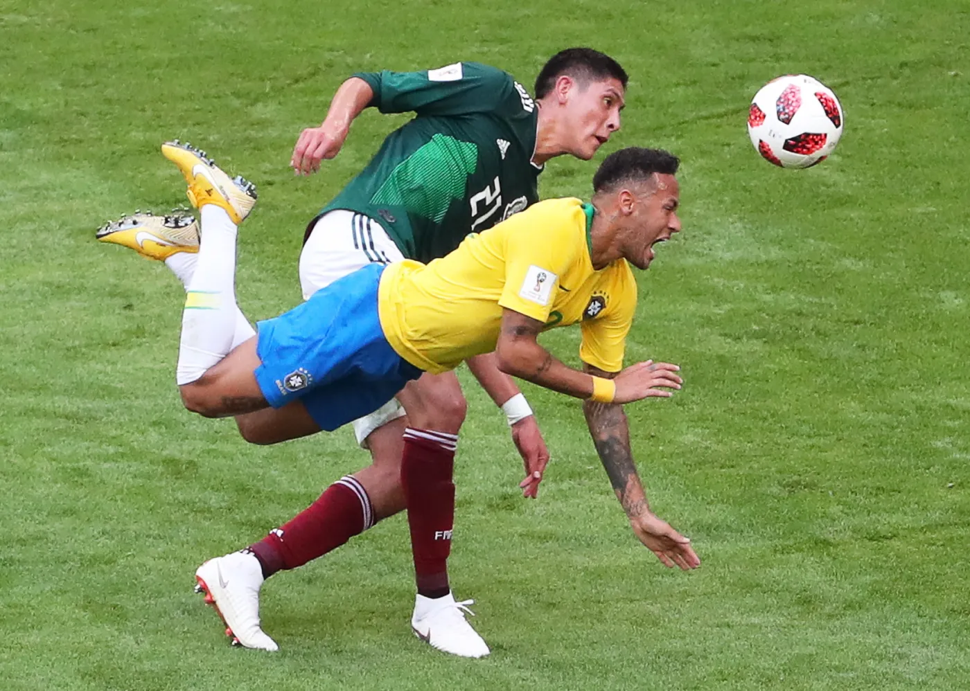 Neymar (w żółtej koszulce)