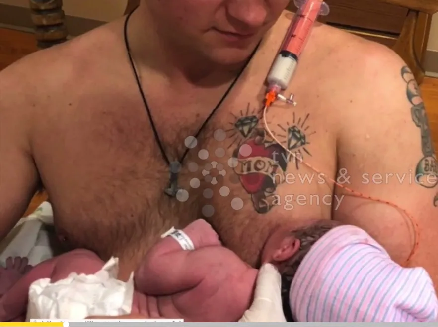 Tata na medal: mężczyzna karmi córeczkę sztuczną piersią. WIDEO