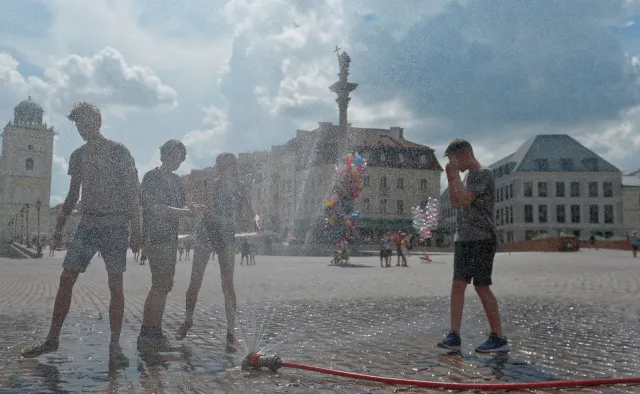 IMGW i rząd ostrzegają przed upałami. "Pamiętajcie o najważniejszych zasadach, których należy przestrzegać"