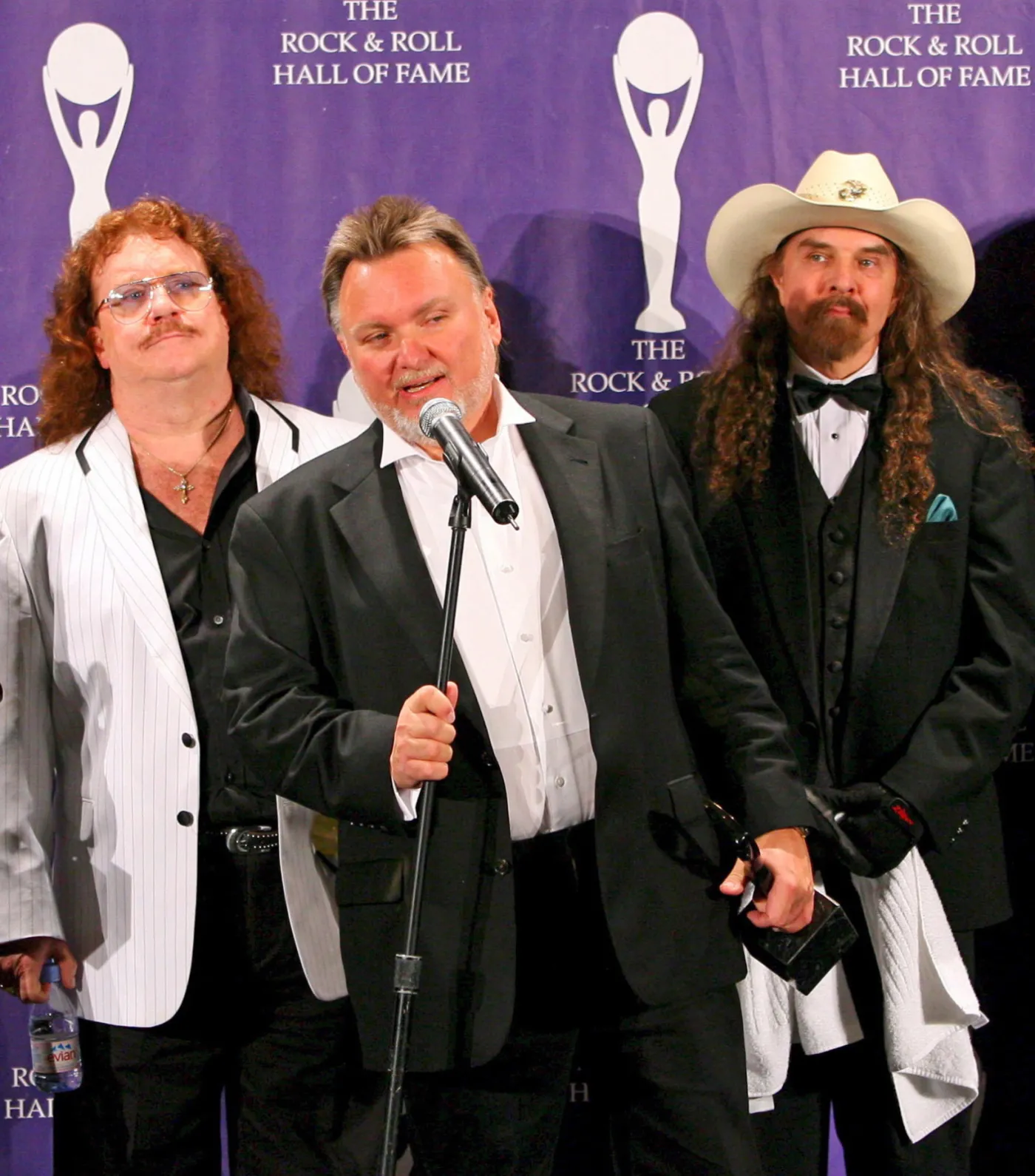 Ed King (w środku) nie żyje