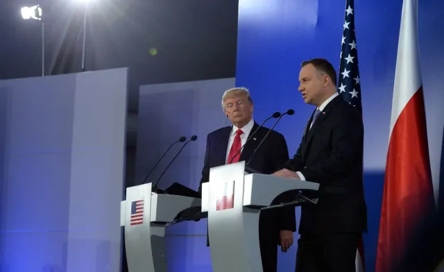 Operacja wstawania Polski z kolan w wykonaniu PiS. Sikorski opisał to jeszcze w 2014 roku