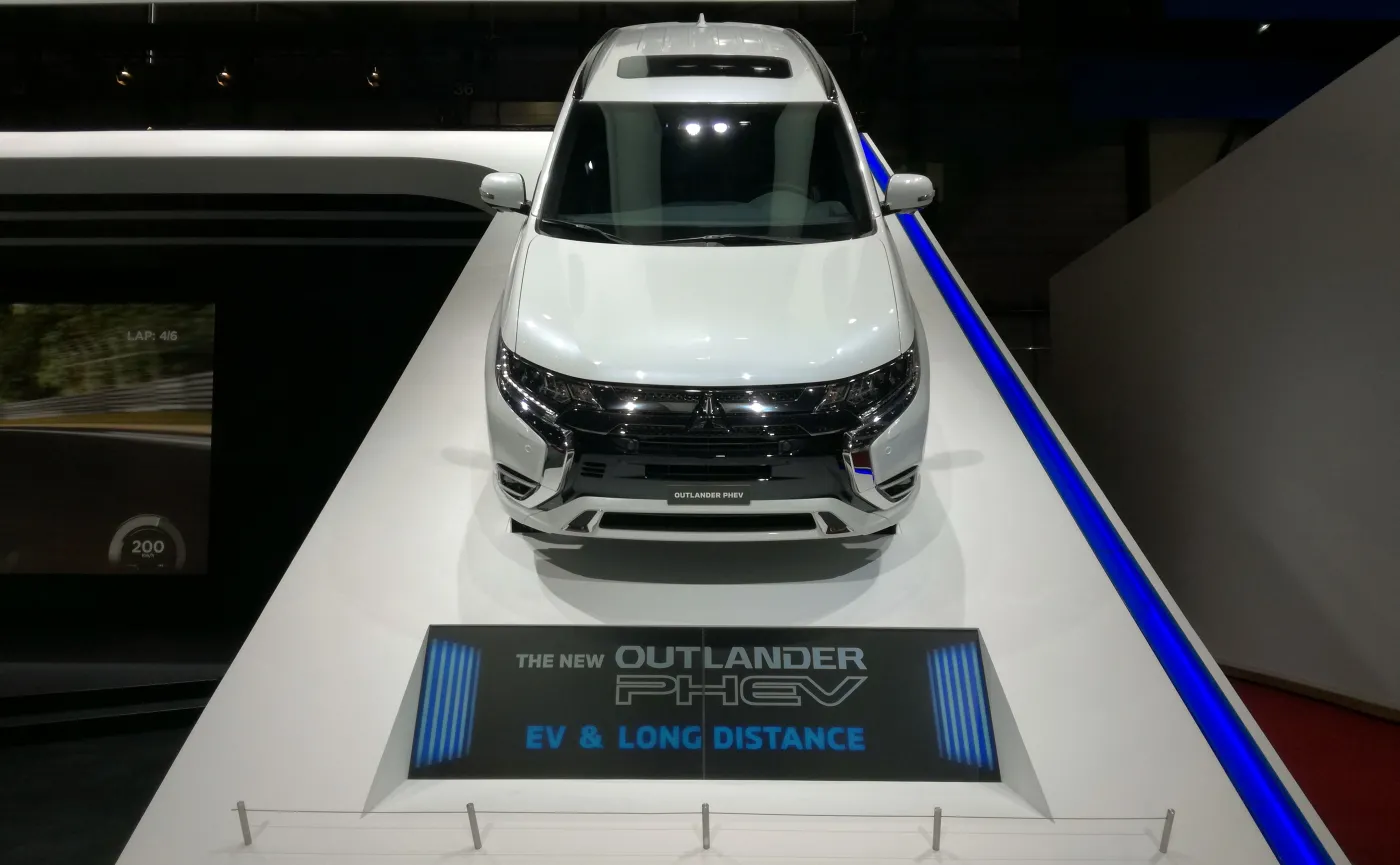 10834130-mitsubishi-outlander-phev.jpg