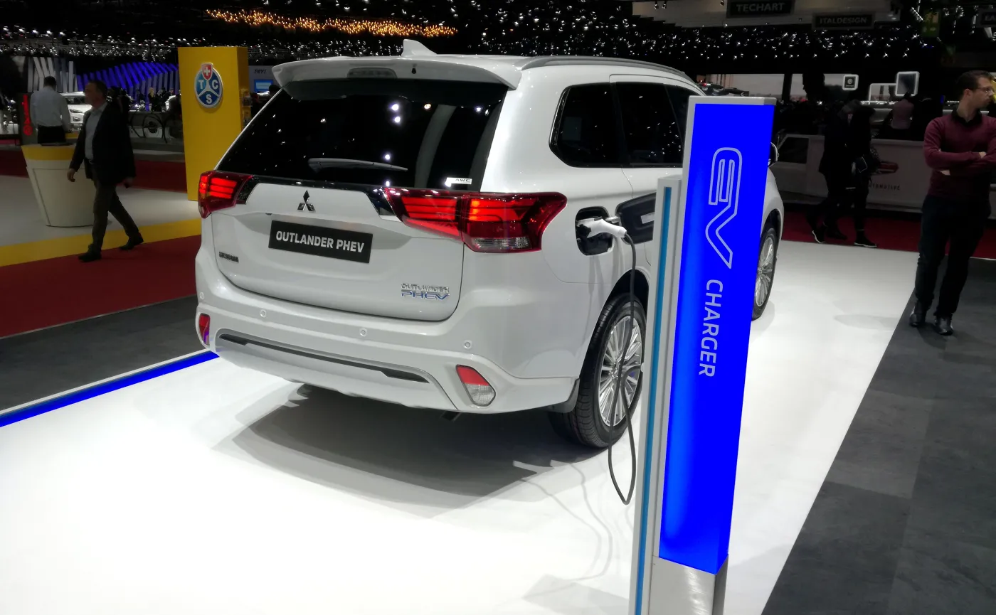 10836107-mitsubishi-outlander-phev.jpg