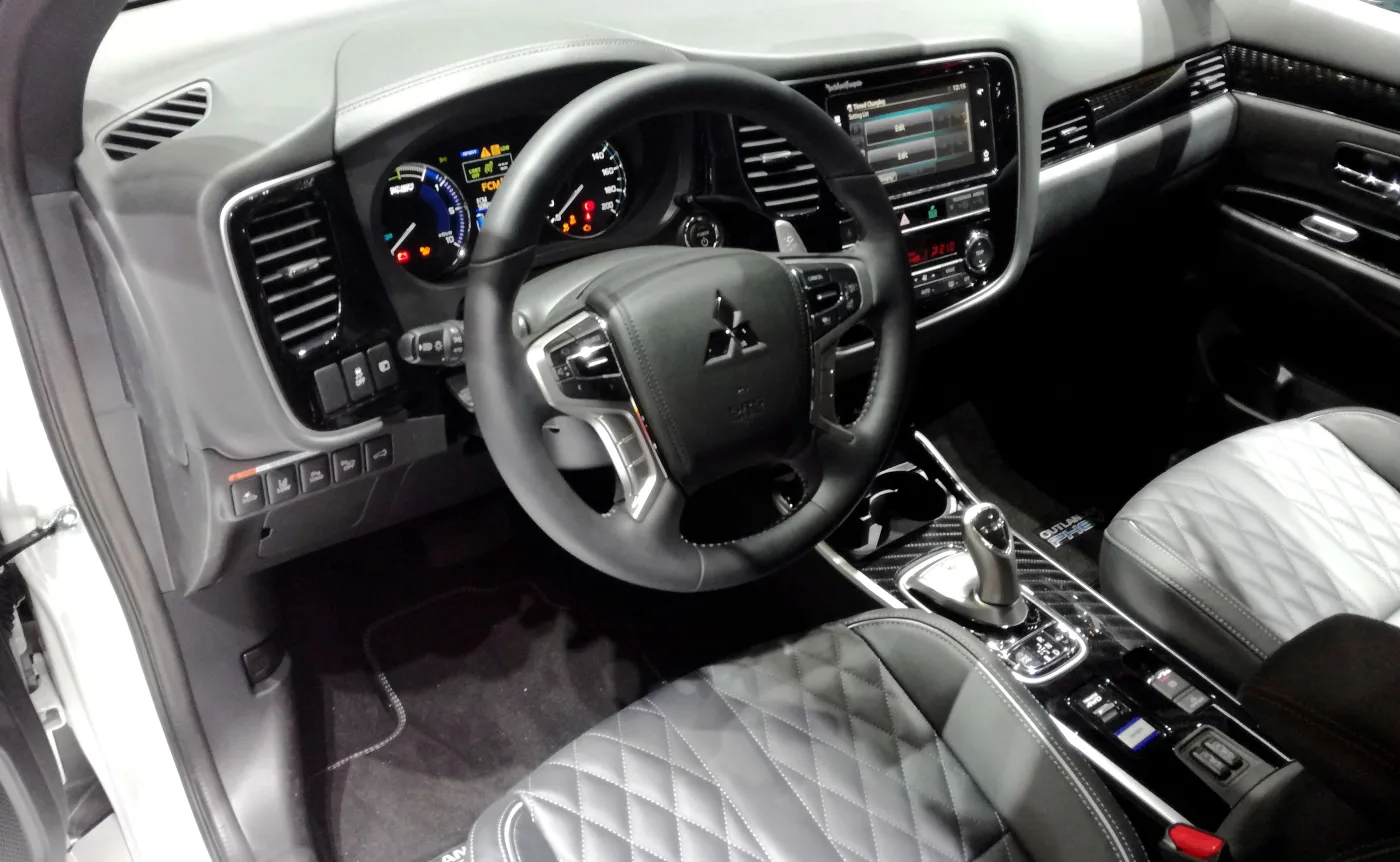 10836139-mitsubishi-outlander-phev.jpg