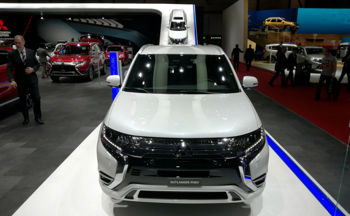 10836171-mitsubishi-outlander-phev.jpg