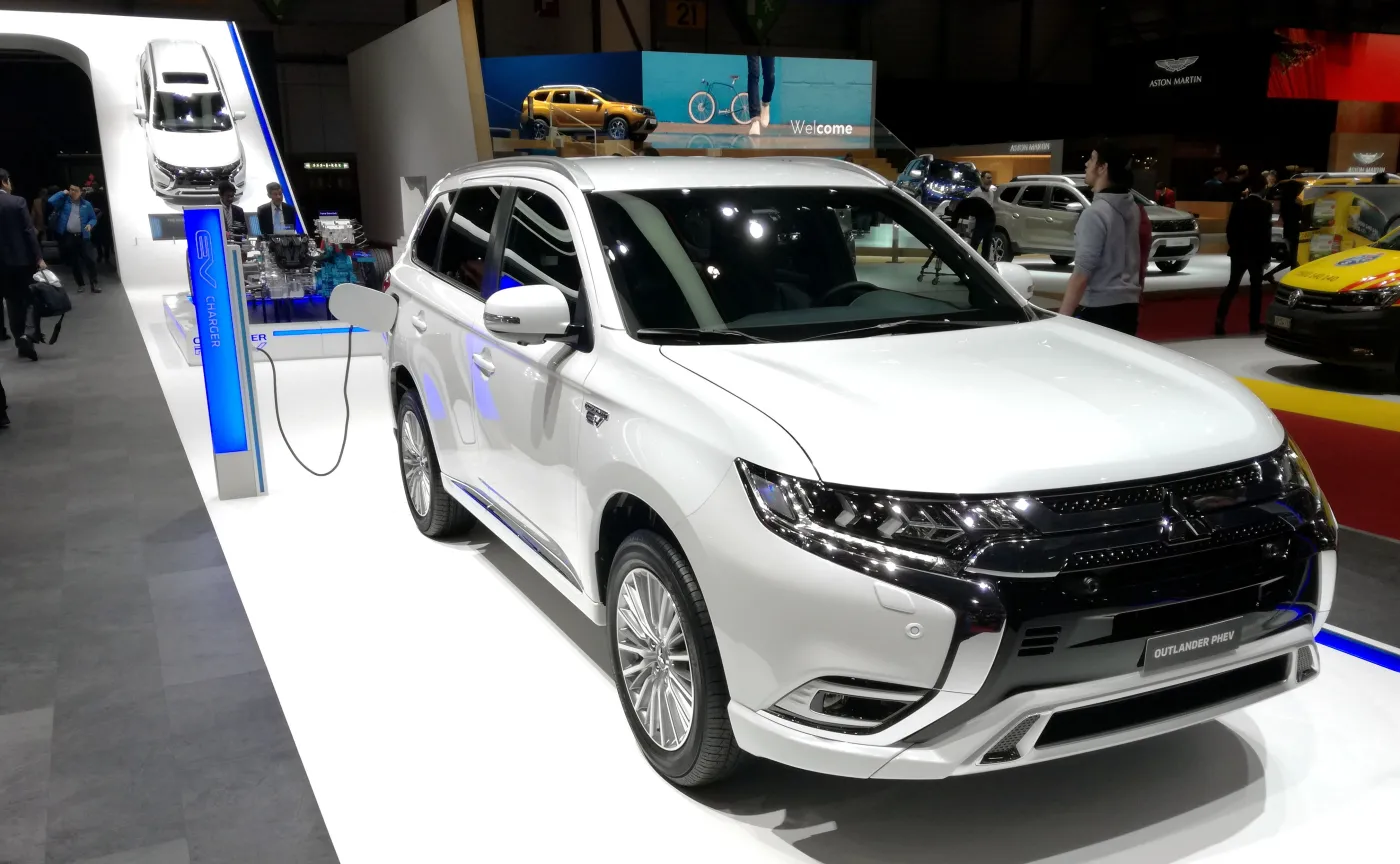 10836203-mitsubishi-outlander-phev.jpg