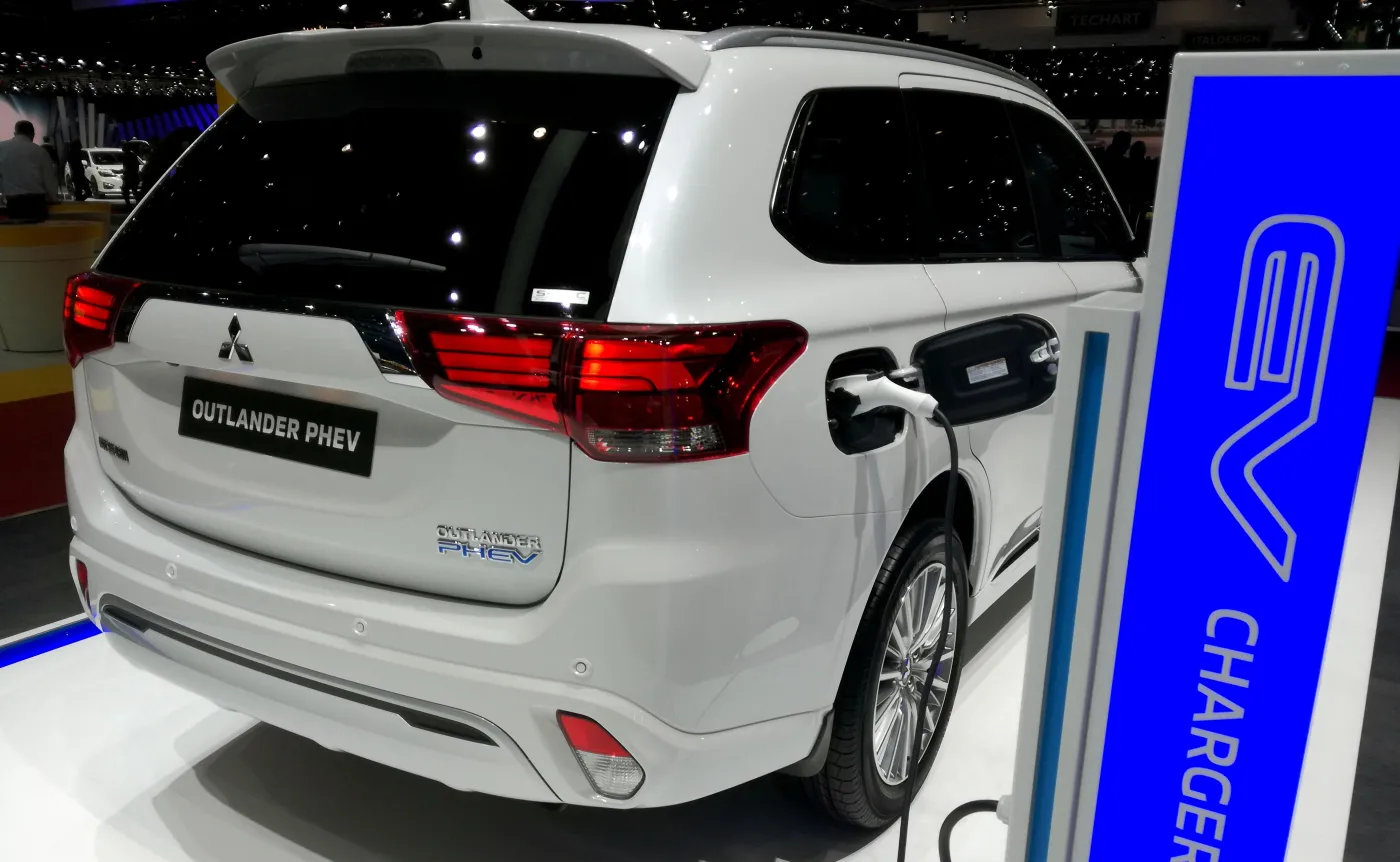10836235-mitsubishi-outlander-phev.jpg