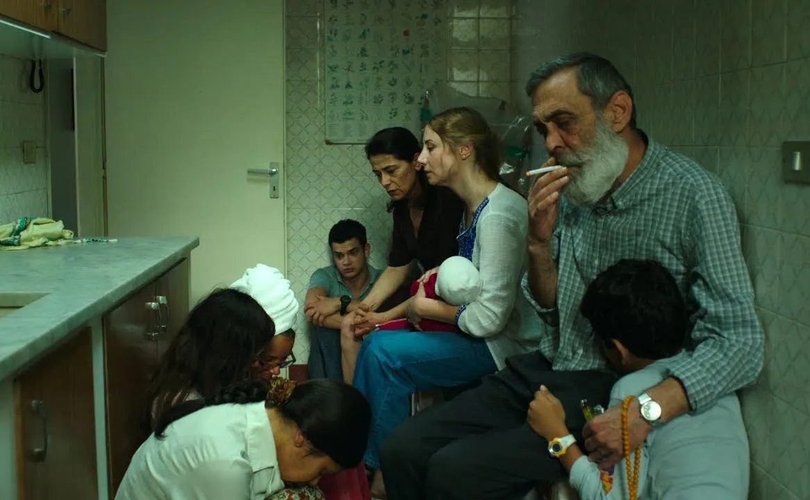 "W czterech ścianach życia". Uchodźcy w obsadzie, operatorka z Poznania, przerażająco prawdziwy film o Syrii [RECENZJA]