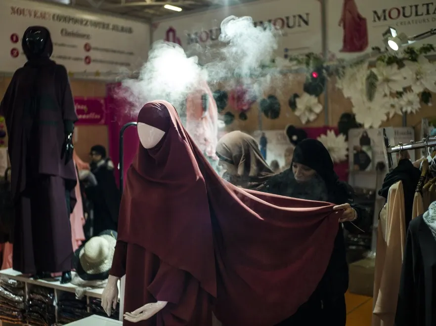 Egzotycznie to mało powiedziane. Tak wyglądają targi mody dla muzułmanów pod Paryżem. FOTO
