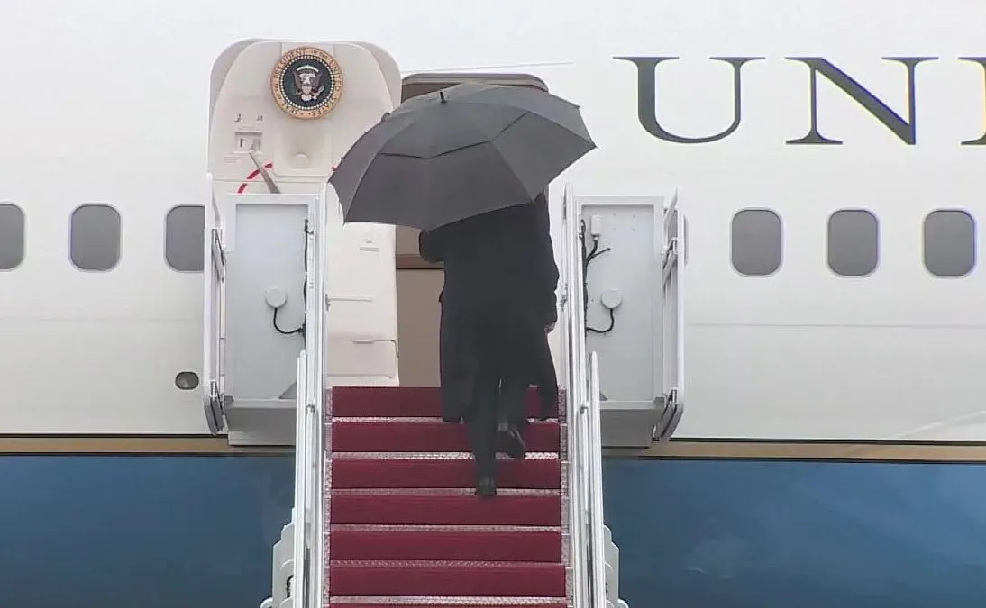 Prezydent USA nie poradził sobie z zamknięciem parasola. Porzucił go przed wejściem do samolotu