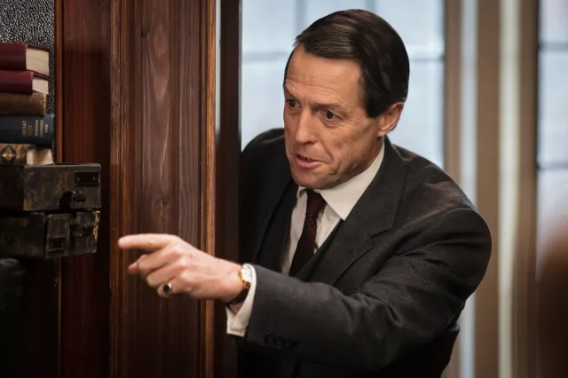 Hugh Grant jako skompromitowany polityk w nowym serialu HBO "Skandal w angielskim stylu" [FOTO]