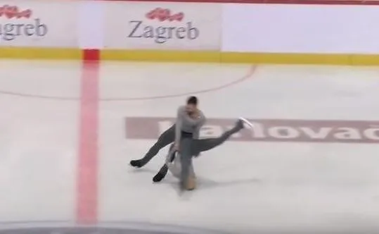 Łyżwiarz figurowy upuścił partnerkę. Dziewczyna uderzyła głową o taflę lodu