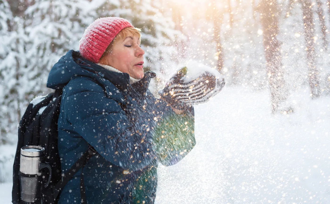 Kobieta na spacerze zimą