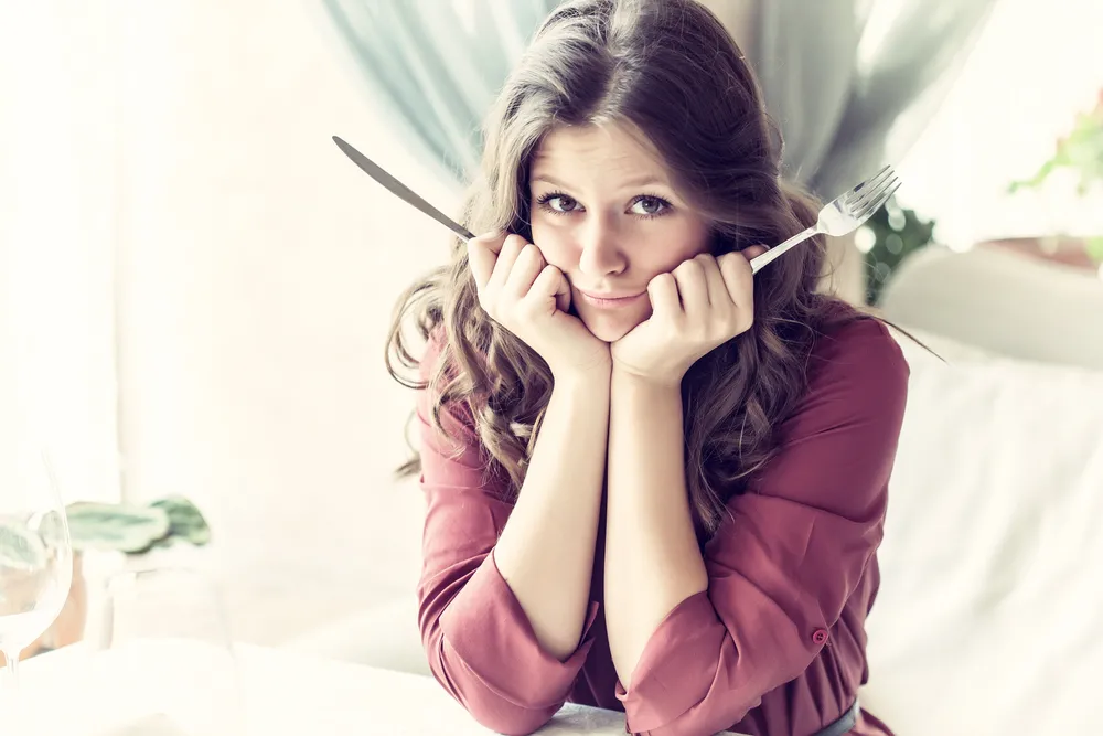 Smutna kobieta przy stole