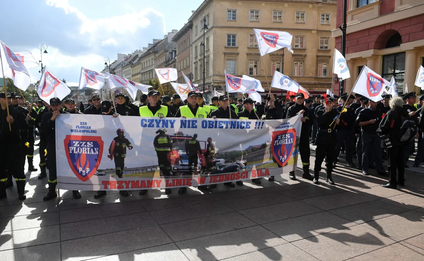 11517697-protest-sluzb-mundurowych.jpg