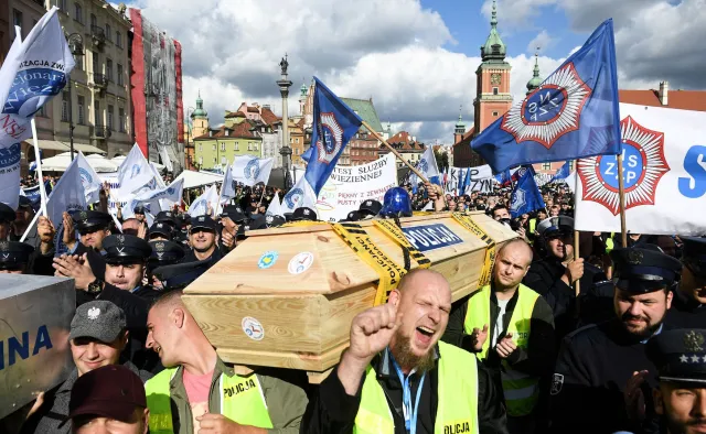 Wielki protest służb mundurowych w Warszawie. "Premierze, nie przeginaj pały"