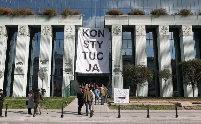 Baner "Konstytucja" na gmachu Sądu Najwyższego. "Za zgodą kierownictwa"