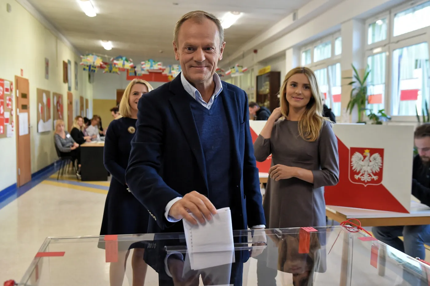 Wałęsa w bluzie z napisem "Konstytucja", Kaczyński z obstawą. Wybory samorządowe 2018 [GALERIA]