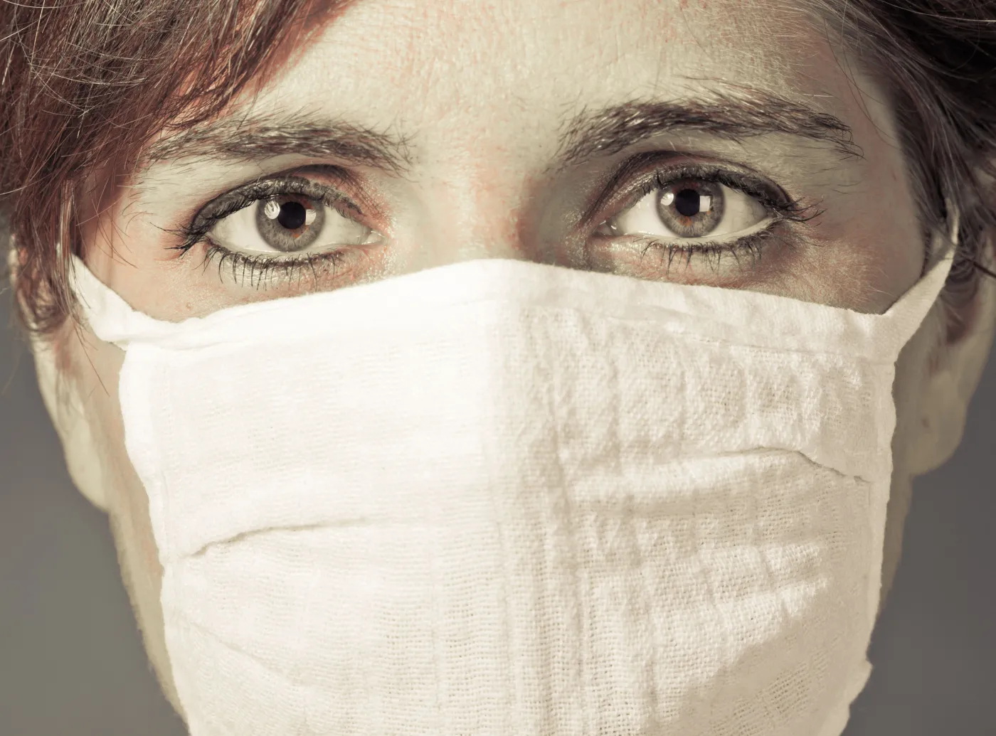 Kobieta z maską na twarzy