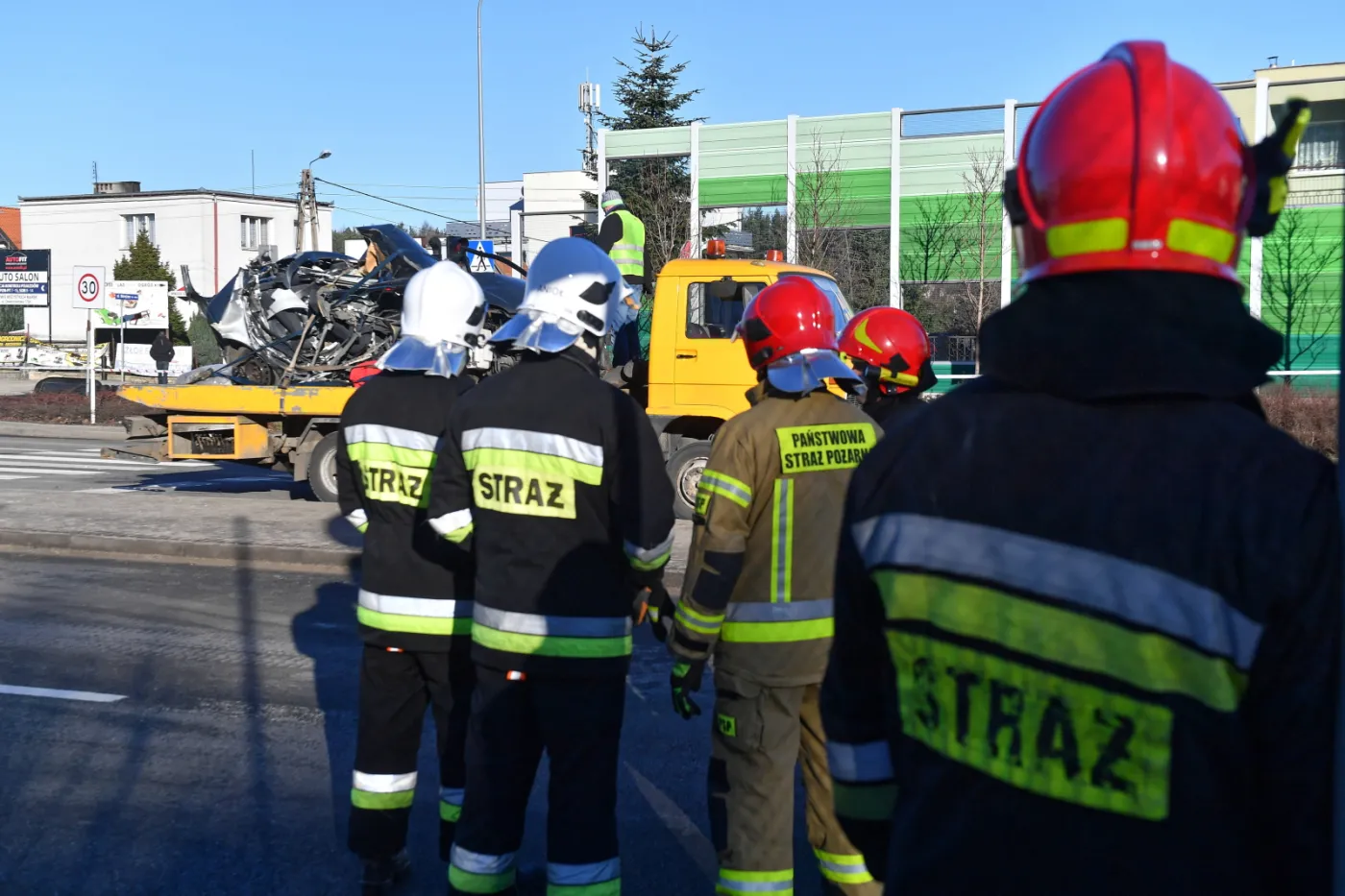 12134989-sluzby-na-miejscu-wypadku.jpg