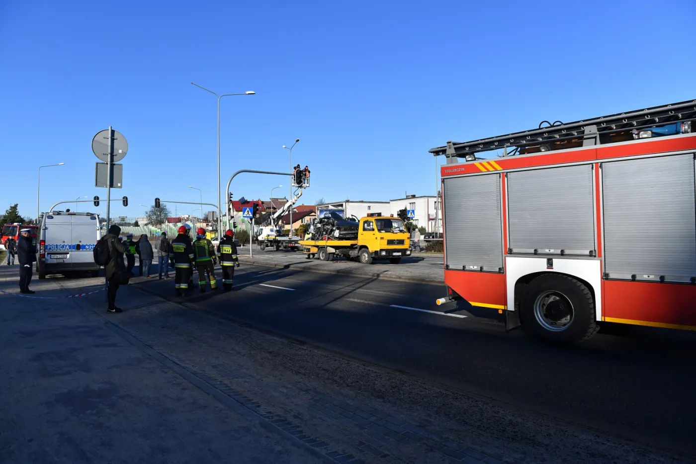 12135021-sluzby-na-miejscu-wypadku.jpg
