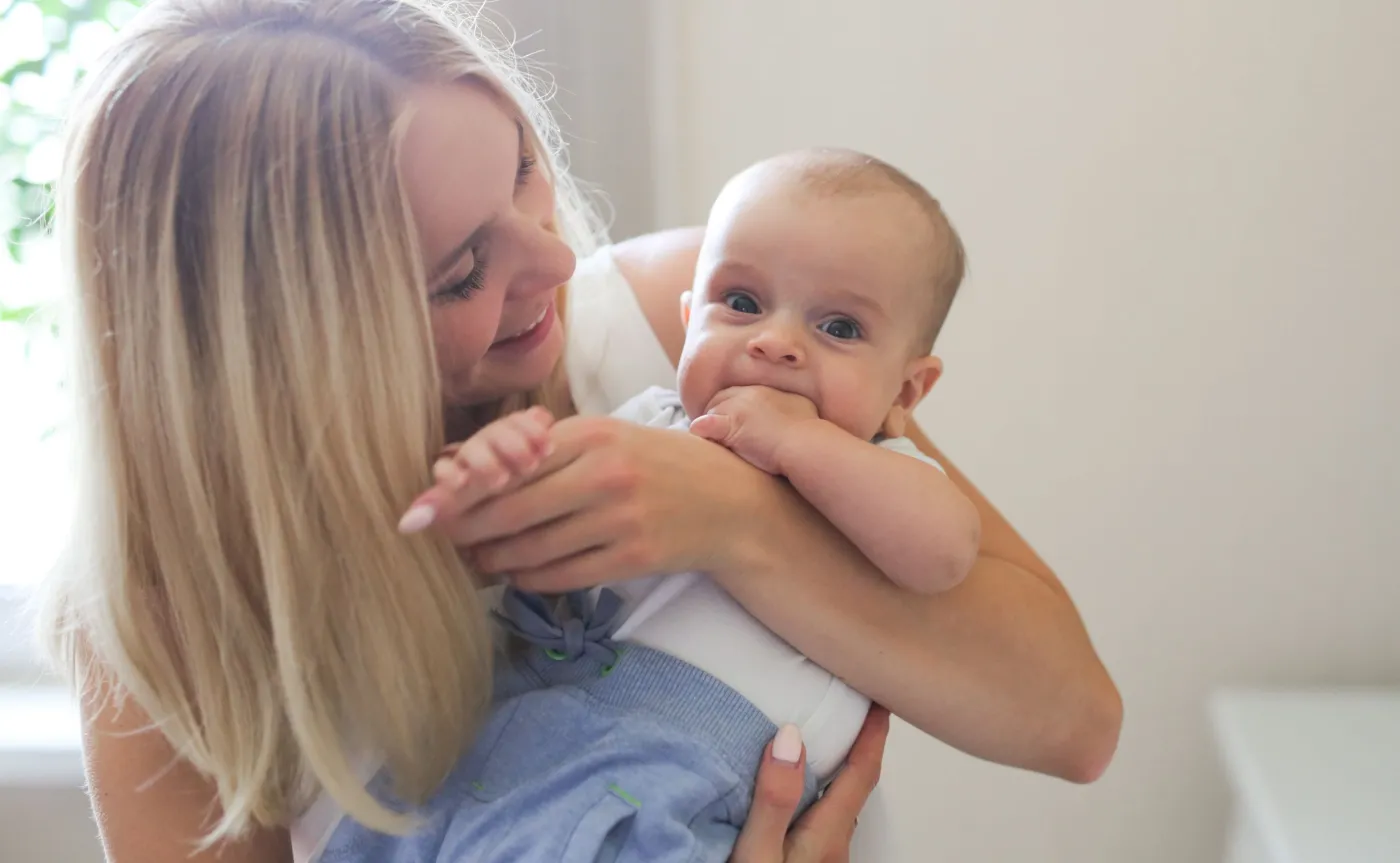 Kobieta trzyma niemowlaka