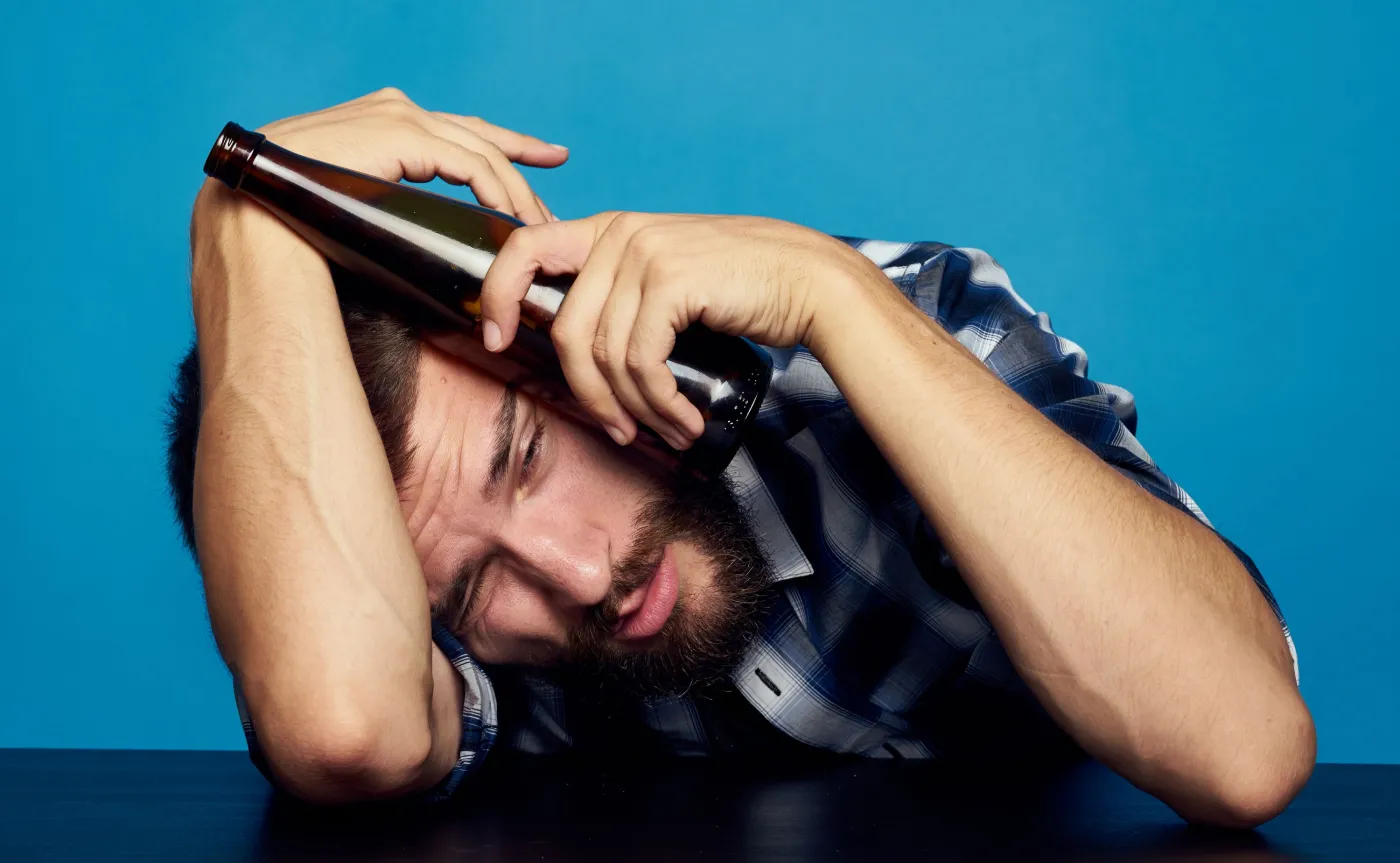 Mężczyzna z butelką piwa