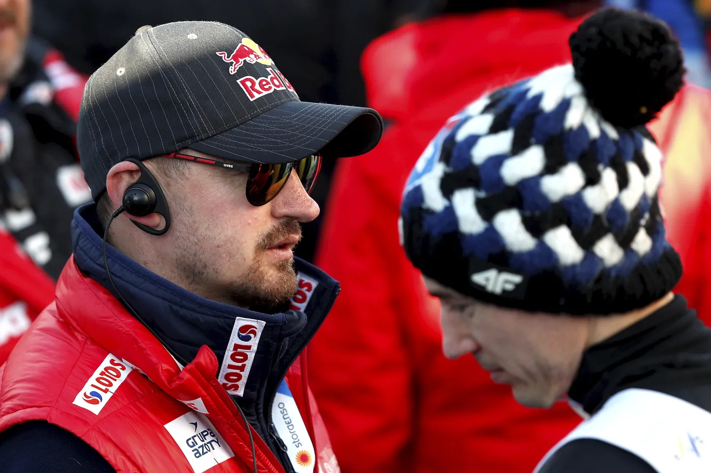 Dyrektor koordynator ds. skoków narciarskich i kombinacji norweskiej w PZN Adam Małysz (L) i Kamil Stoch (P)