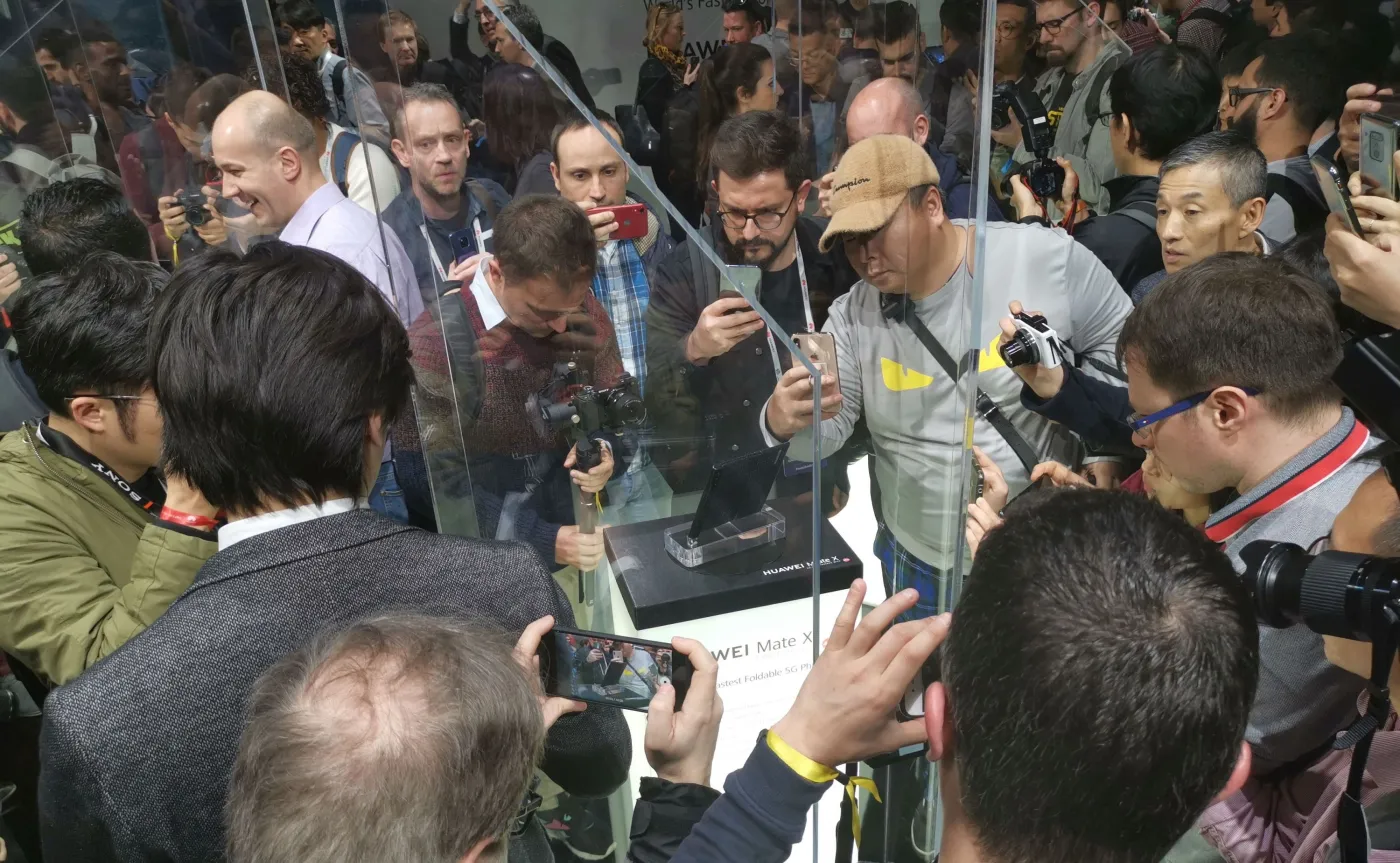12153218-premiera-huaweia-mate-x.jpg