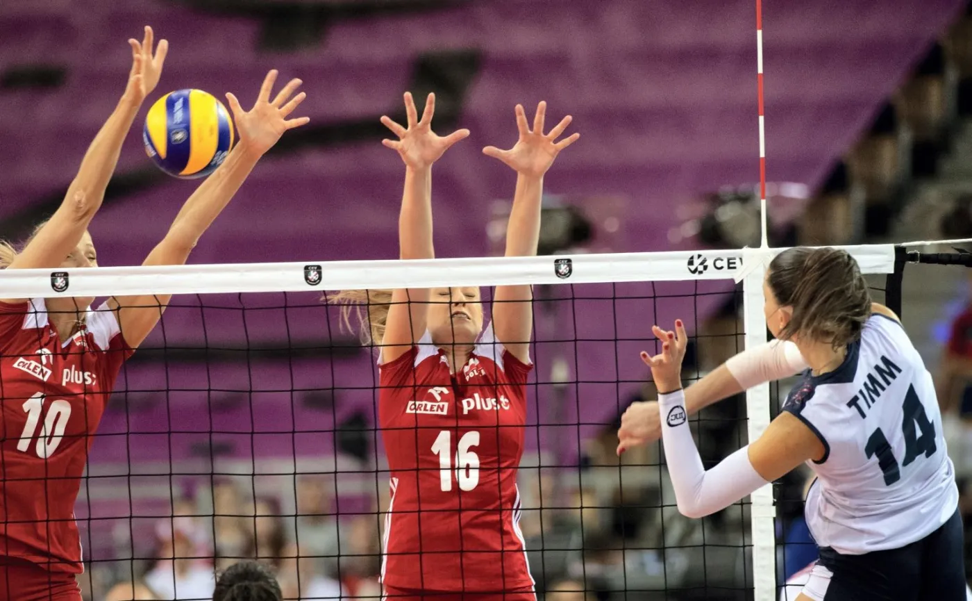 Natalia Mędrzyk (w środku)