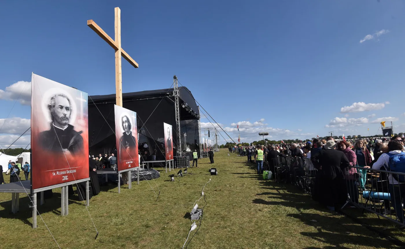 Akcja "Polska pod krzyżem". Bp Mering: Jan Paweł II kazał nam bronić krzyża od morza do Tatr [FOTO]