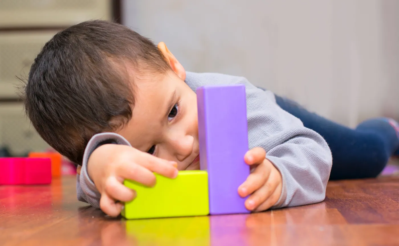 Dziecko bawi się klockami