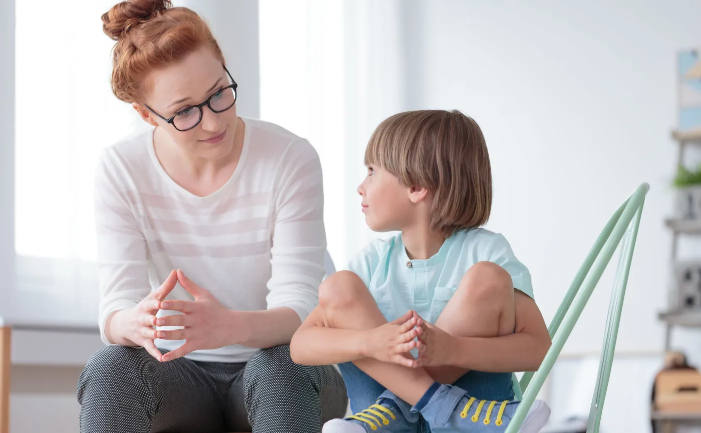 Mama rozmawia z dzieckiem