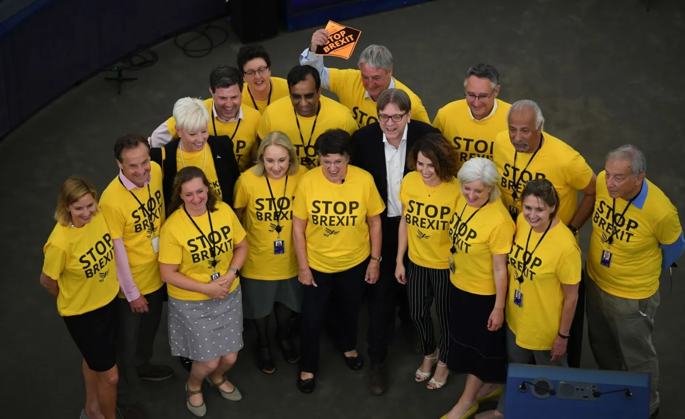 12435750-europarlament-stop-brexit.jpg