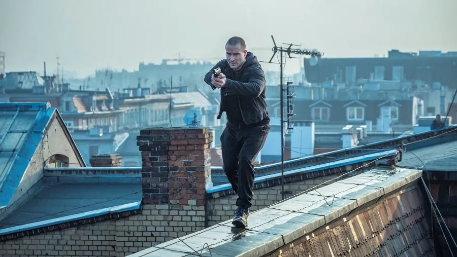 Kadr z filmu "Sługi wojny"