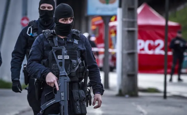 Atak nożownika pod Paryżem. Napastnik miał egzemplarz Koranu [WIDEO]