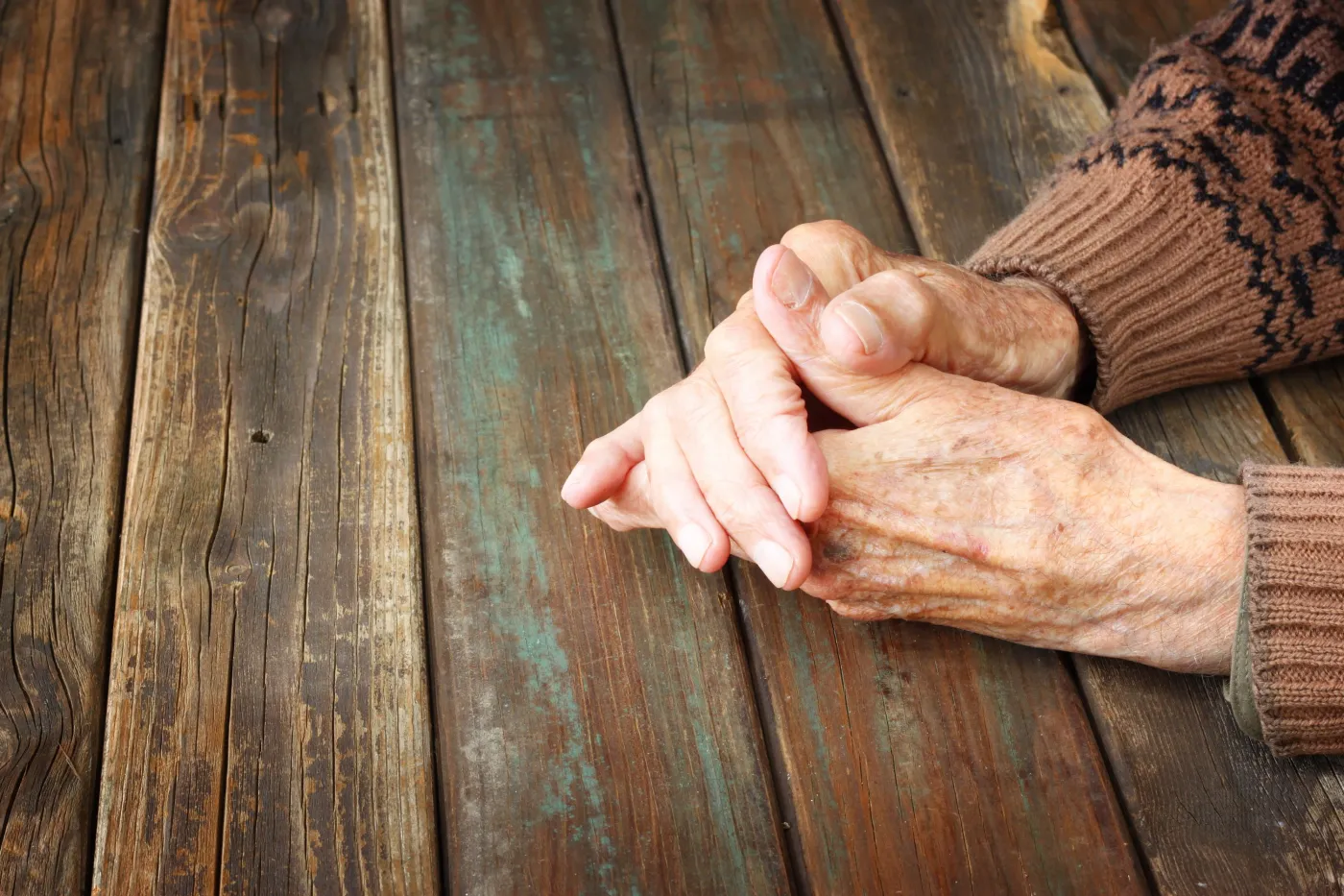 Dłonie starszego mężczyzny