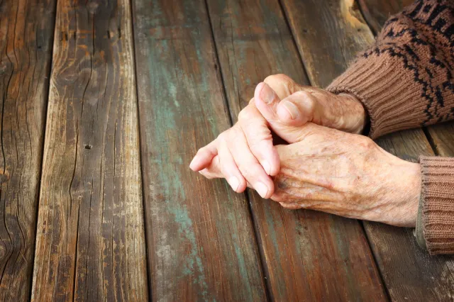 Emeryci na celowniku przestępców. Ostrzeżmy babcię. Metoda "na wnuczka" to już przeżytek