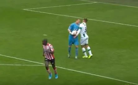 Bramkarz uderzył rywala