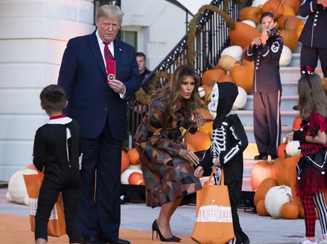 Melania Trump świętowała Halloween w płaszczu za 28 tysięcy. Polki nosiły takie w PRL-u. FOTO