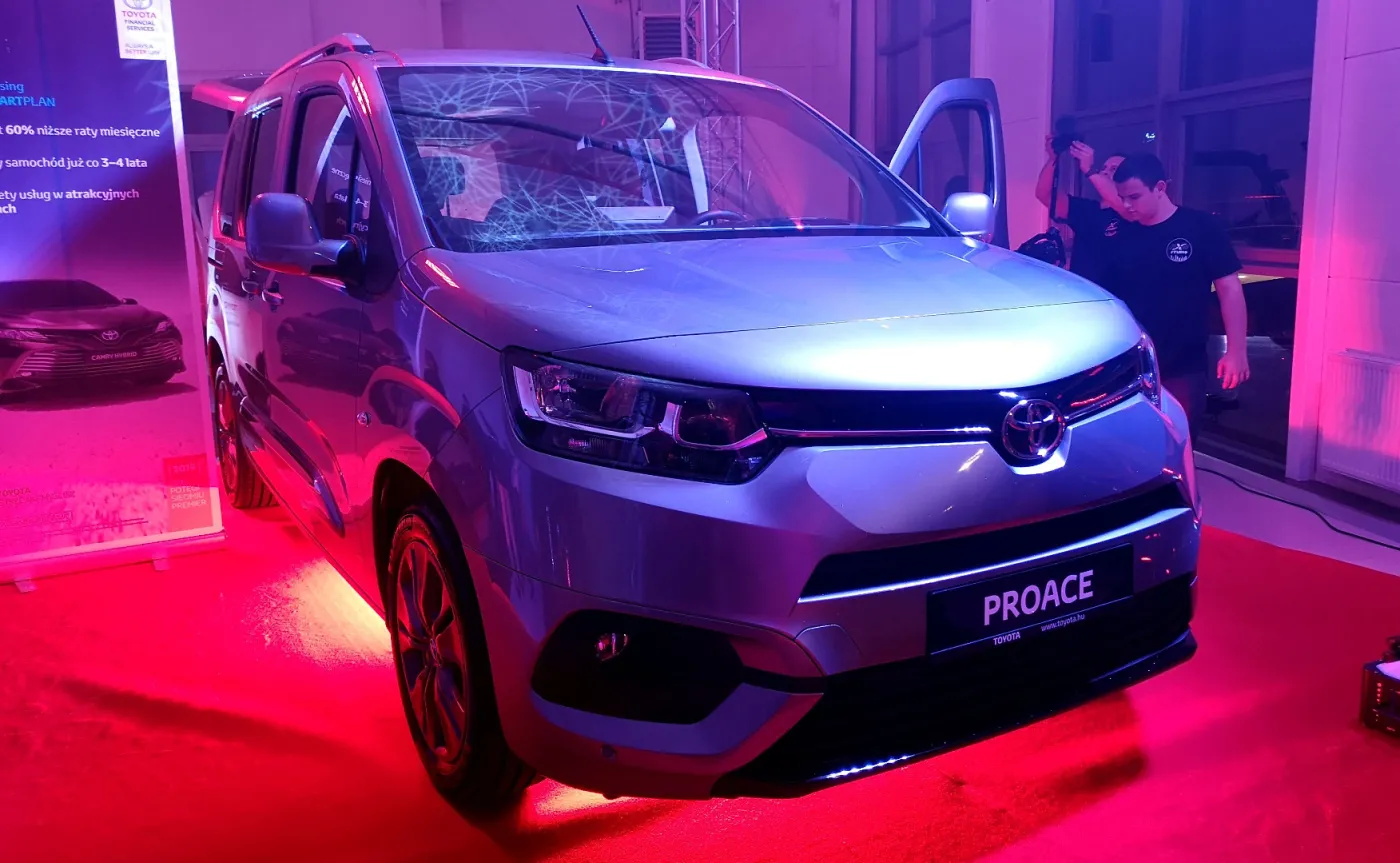 12721284-toyoat-proace-city-verso.jpg