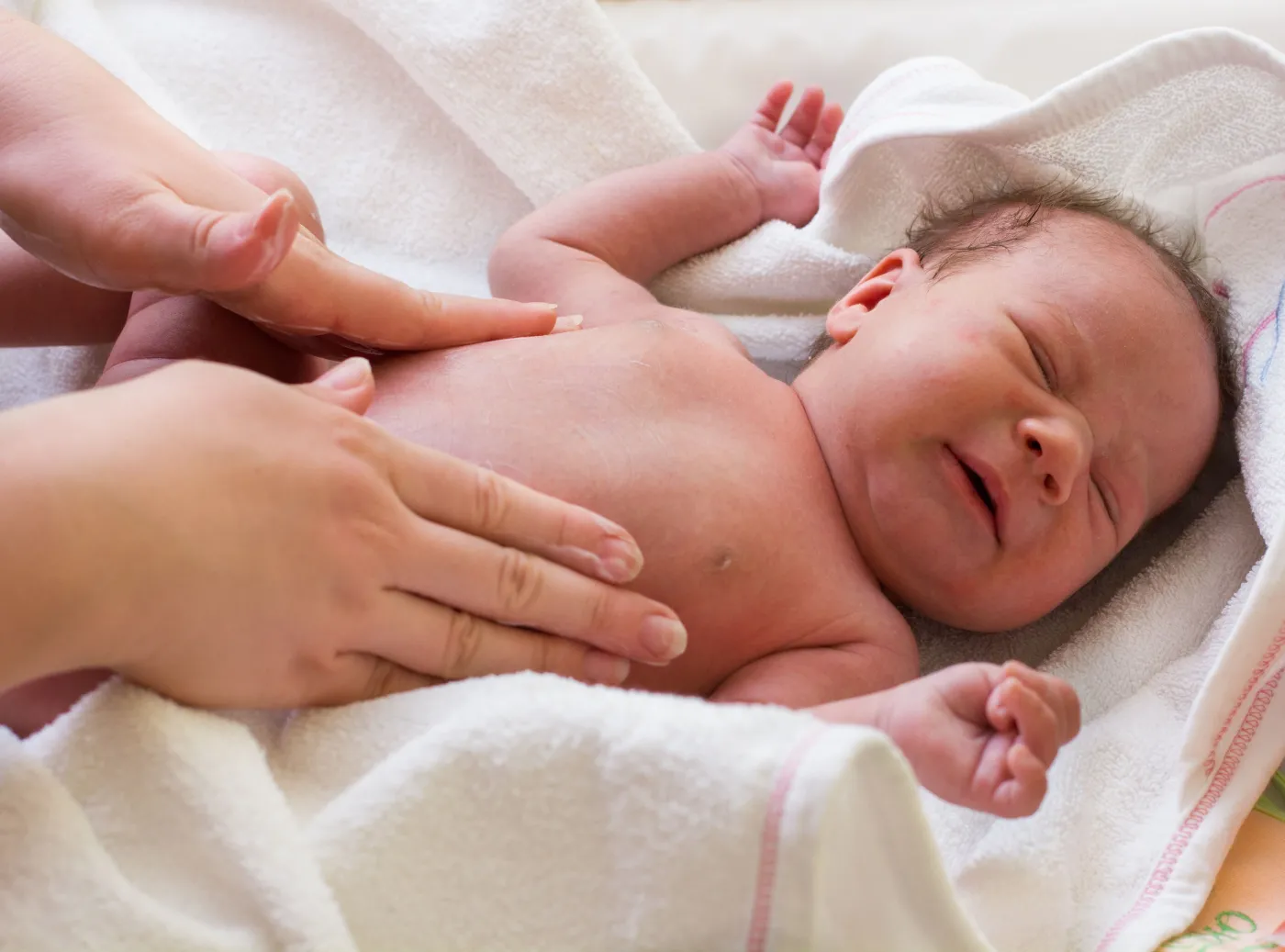 Masaż brzucha niemowlaka