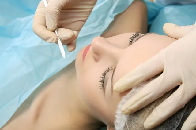 Szwedki w kwarantannie robią sobie... operacje plastyczne. Kliniki medycyny estetycznej mają żniwa