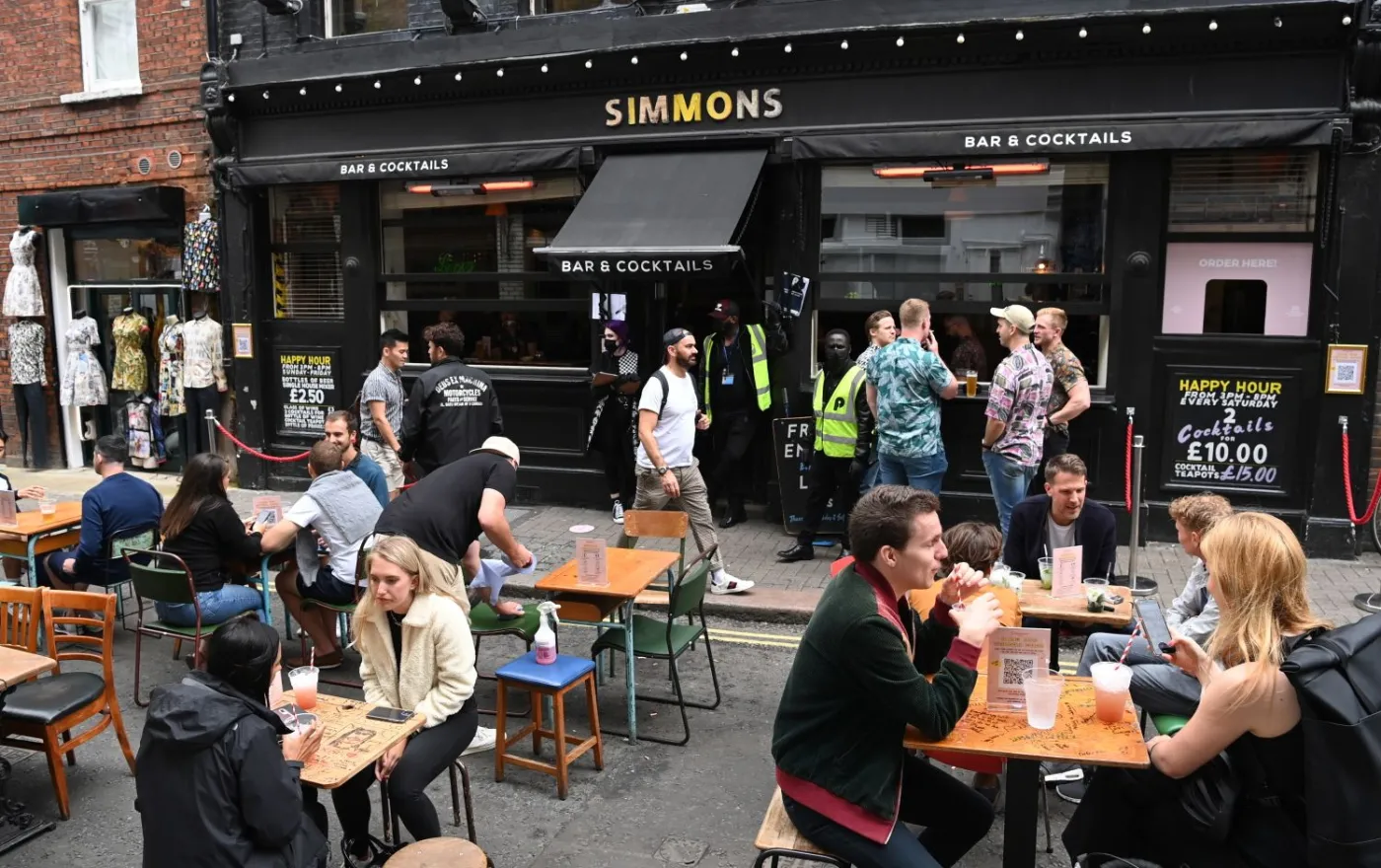 Puby na Wyspach dopiero co otwarte, a niektóre już trzeba zamykać