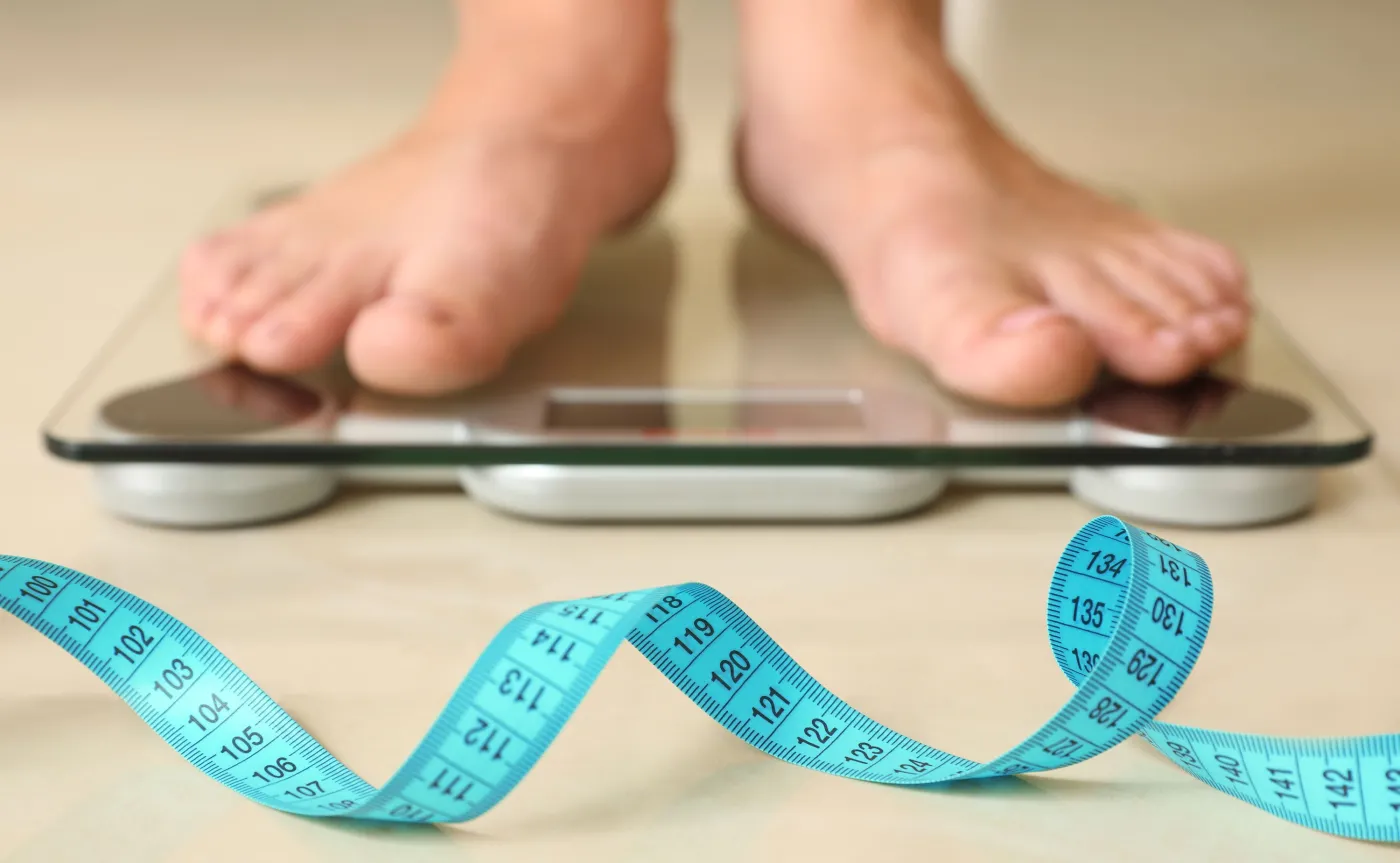 Mężczyzna stoi na wadze