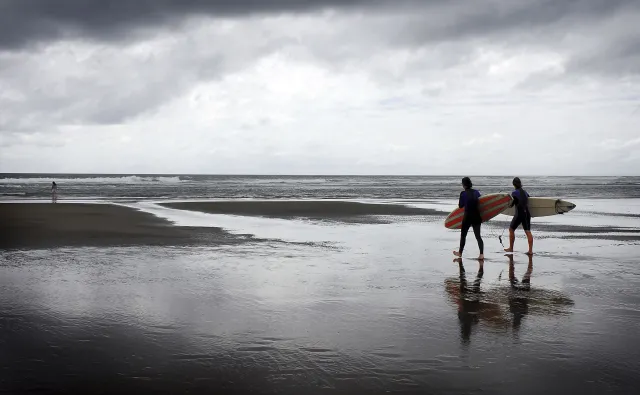 Nie bój się zimnej wody! Gdzie na zimowy surfing w Europie