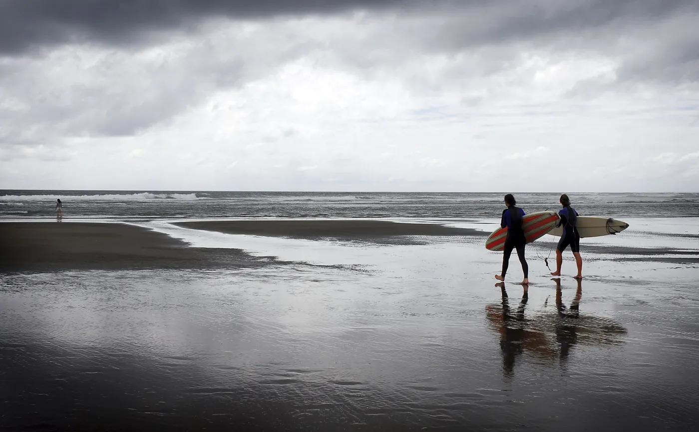 Surferzy na brzegu oceanu