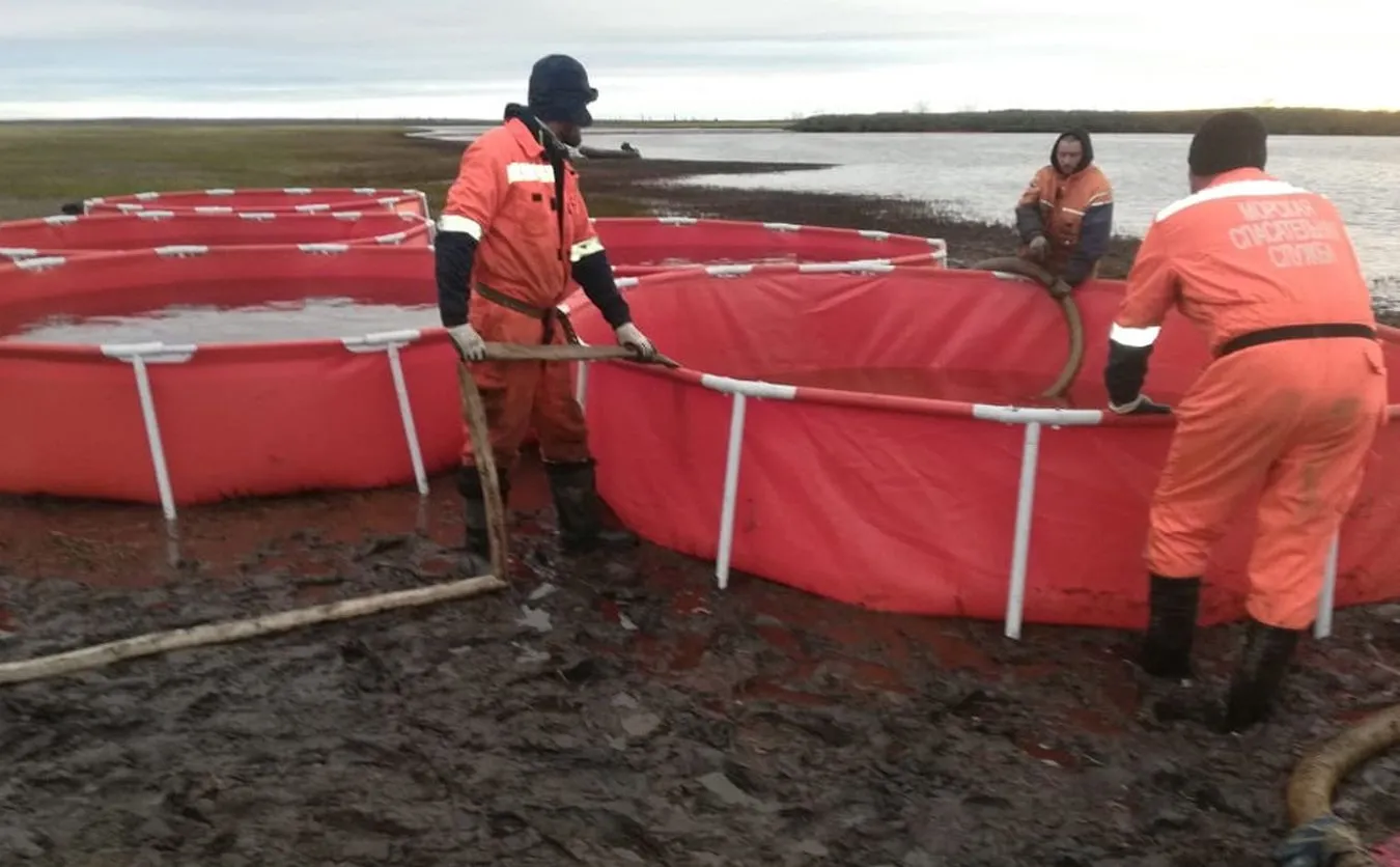 "Zapory są nieskuteczne". Po wycieku w Norylsku paliwo przenika do rzek